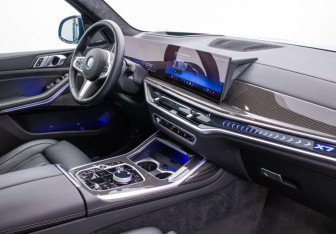 Подержанный автомобиль BMW X7 2023 года (8 фото)