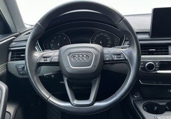 Подержанный автомобиль Audi A4 Sedan 2019 года (12 фото)