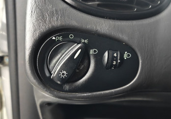 Подержанный автомобиль Ford Focus Sedan 2004 года (14 фото)