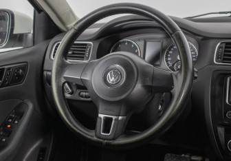 Подержанный автомобиль Volkswagen Jetta Sedan 2013 года (15 фото)