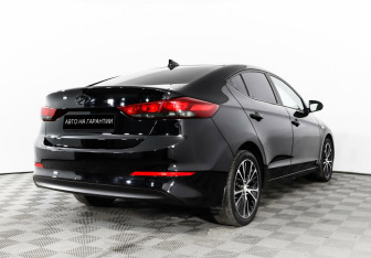 Подержанный автомобиль Hyundai Elantra Sedan 2018 года (3 фото)