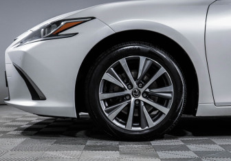Подержанный автомобиль Lexus ES 2019 года (15 фото)
