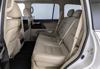 Подержанный автомобиль Toyota Land Cruiser Suv 2020 года (18 фото)