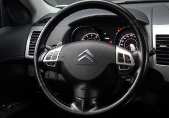 Подержанный автомобиль Citroen C-Crosser 2011 года (13 фото)