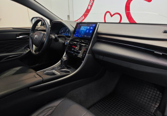 Подержанный автомобиль Toyota Avalon 2022 года (7 фото)