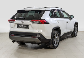 Подержанный автомобиль Toyota RAV4 2021 года (5 фото)