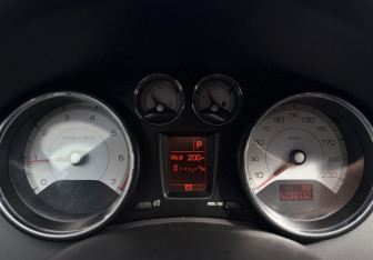 Подержанный автомобиль Peugeot 308 Hatchback 2008 года (10 фото)