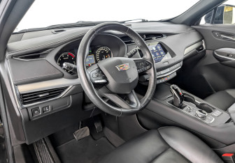 Подержанный автомобиль Cadillac XT4 2021 года (16 фото)
