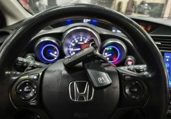 Подержанный автомобиль Honda Civic Hatchback 2013 года (19 фото)