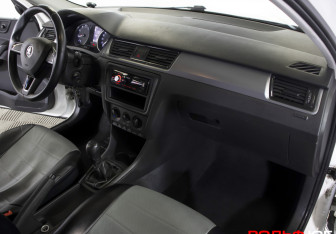 Подержанный автомобиль Skoda Rapid Liftback 2015 года (9 фото)