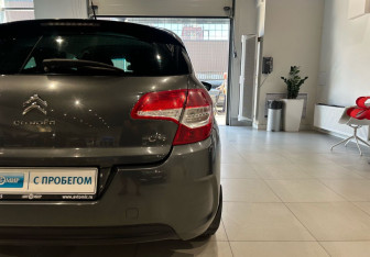 Подержанный автомобиль Citroen C4 Hatchback 2012 года (8 фото)