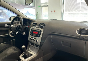 Подержанный автомобиль Ford Focus Hatchback 2007 года (8 фото)