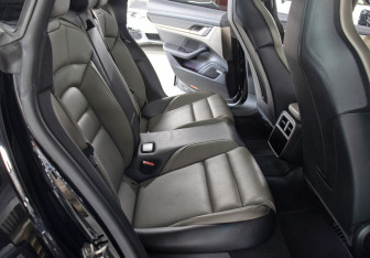 Подержанный автомобиль Porsche Taycan 2021 года (12 фото)