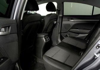Подержанный автомобиль Hyundai Elantra Sedan 2018 года (12 фото)