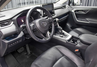 Подержанный автомобиль Toyota RAV4 2020 года (16 фото)
