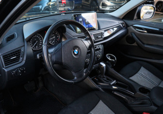 Подержанный автомобиль BMW X1 2012 года (12 фото)