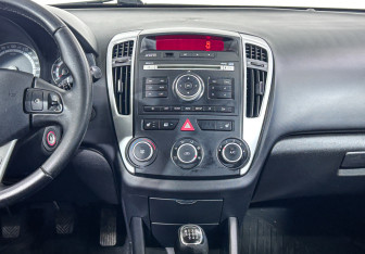 Подержанный автомобиль Kia Ceed Hatchback 2011 года (12 фото)