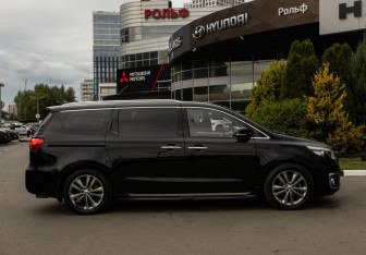 Подержанный автомобиль Kia Carnival 2017 года (3 фото)