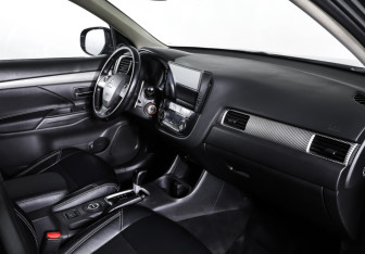 Подержанный автомобиль Mitsubishi Outlander 2014 года (11 фото)