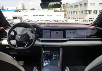 Подержанный автомобиль Geely Monjaro 2023 года (13 фото)