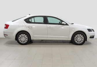 Подержанный автомобиль Skoda Octavia Liftback 2019 года (4 фото)