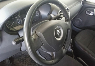 Подержанный автомобиль Renault Sandero 2011 года (12 фото)