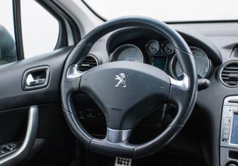 Подержанный автомобиль Peugeot 408 2014 года (15 фото)