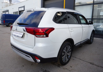 Подержанный автомобиль Mitsubishi Outlander 2021 года (5 фото)
