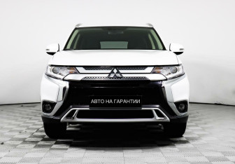 Подержанный автомобиль Mitsubishi Outlander 2020 года (2 фото)
