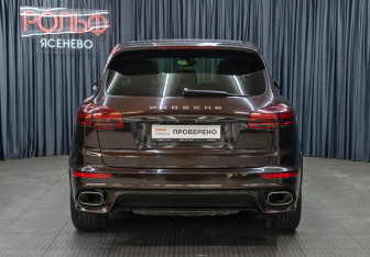 Подержанный автомобиль Porsche Cayenne 2015 года (6 фото)