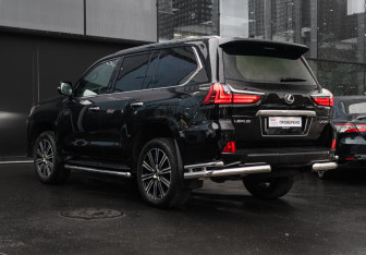 Подержанный автомобиль Lexus LX 2018 года (6 фото)