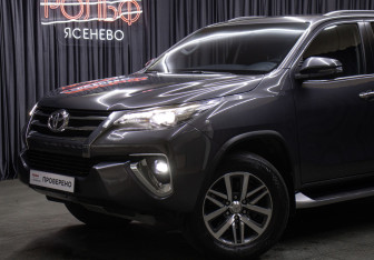 Подержанный автомобиль Toyota Fortuner 2018 года (23 фото)