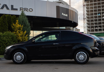 Подержанный автомобиль Ford Focus Hatchback 2008 года (6 фото)