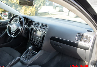 Подержанный автомобиль Volkswagen Jetta Sedan 2018 года (7 фото)