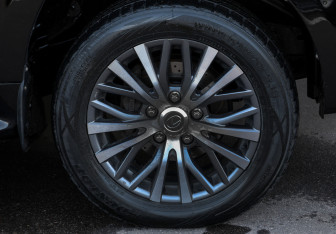 Подержанный автомобиль Lexus LX 2008 года (27 фото)