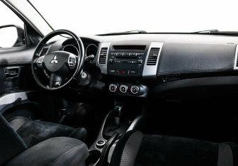Подержанный автомобиль Mitsubishi Outlander 2012 года (5 фото)