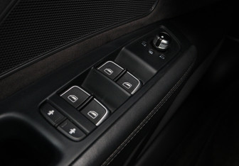 Подержанный автомобиль Audi A8 2015 года (30 фото)