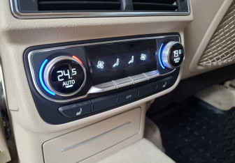 Подержанный автомобиль Audi Q7 2015 года (12 фото)