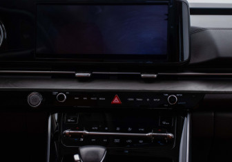 Подержанный автомобиль Kia Carnival 2023 года (14 фото)