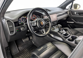 Подержанный автомобиль Porsche Cayenne 2020 года (16 фото)