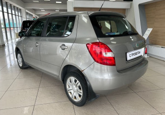 Подержанный автомобиль Skoda Fabia Hatchback 2011 года (7 фото)