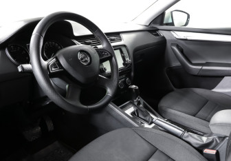 Подержанный автомобиль Skoda Octavia Liftback 2015 года (14 фото)