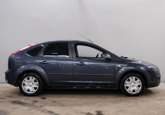 Подержанный автомобиль Ford Focus Hatchback 2005 года (8 фото)