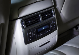 Подержанный автомобиль Lexus LX 2011 года (14 фото)