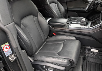 Подержанный автомобиль Audi Q8 2021 года (23 фото)