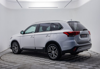 Подержанный автомобиль Mitsubishi Outlander 2019 года (7 фото)