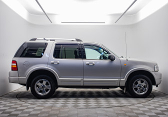 Подержанный автомобиль Ford Explorer 2005 года (4 фото)
