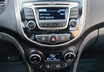 Подержанный автомобиль Hyundai Solaris Hatchback 2015 года (14 фото)