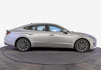 Подержанный автомобиль Hyundai Sonata 2022 года (4 фото)