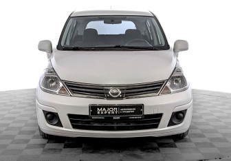 Подержанный автомобиль Nissan Tiida Hatchback 2013 года (2 фото)
